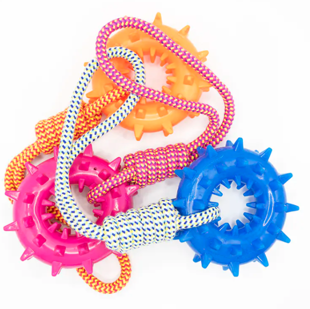 Cad iad na buntáistí a bhaineann le dearadh fearas Cotton Rope With Plastic Gear Dog Toy?